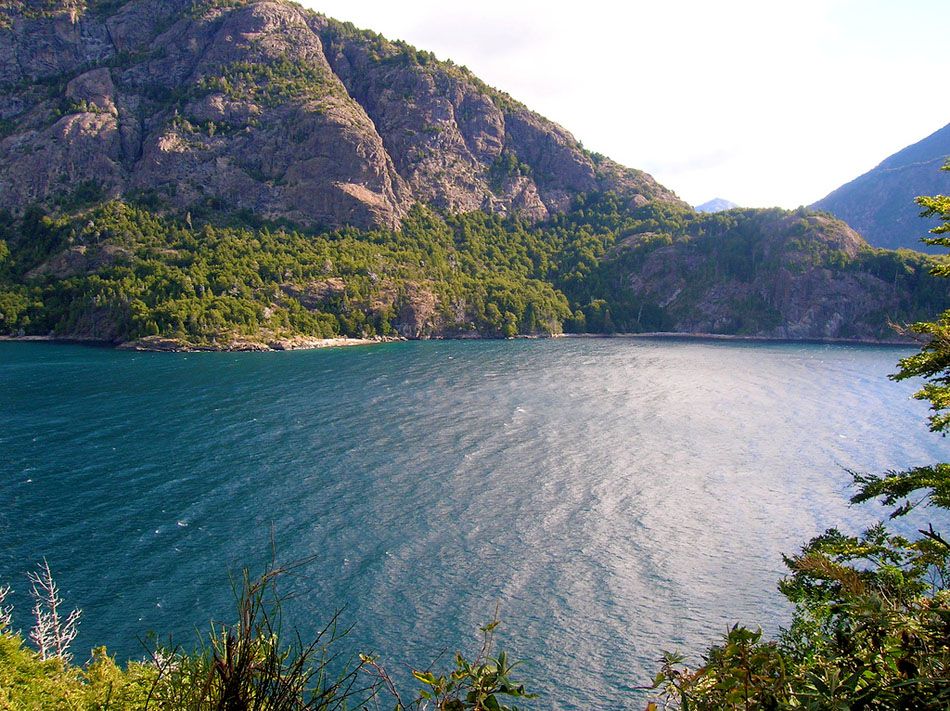 Panorámica del lago escondido, uno de los senderos de San martín de los Andes.