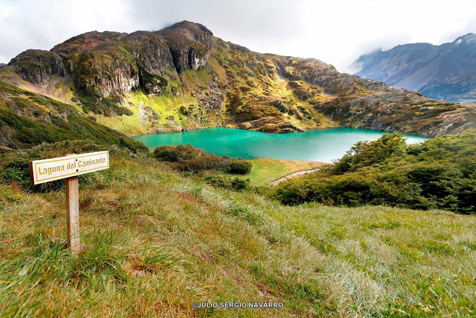 Cartel de referencia del sendero laguna del caminante.