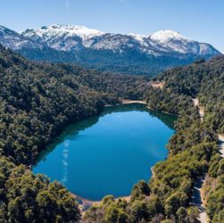 Lago visto desde arriba en cercanías a San martín de los Andes.