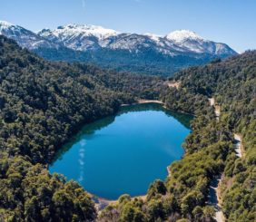 Lago visto desde arriba en cercanías a San martín de los Andes.