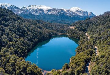 Lago visto desde arriba en cercanías a San martín de los Andes.