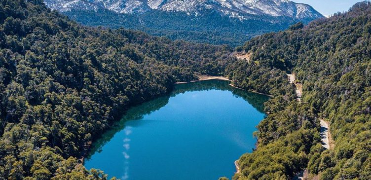 Lago visto desde arriba en cercanías a San martín de los Andes.