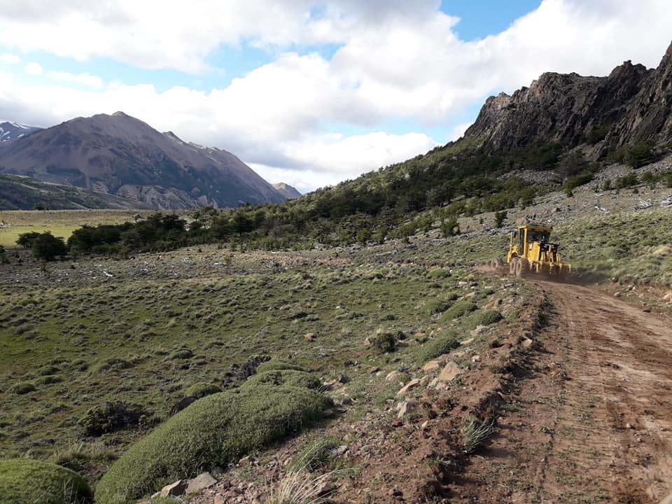 Maquinaria pesada trabajando en la ruta que une Lago Posadas con el Parque Nacional.