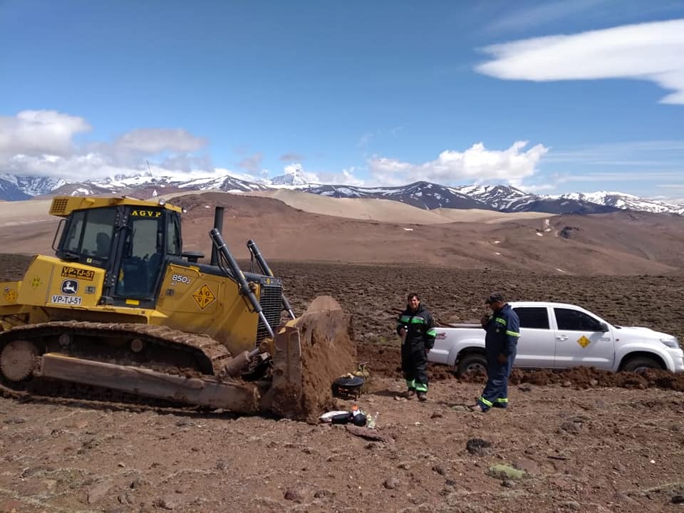 Hombres y maquinarias trabajando en la apertura de la ruta 41 que une Lago Posadas con el Parque Nacional Perito Moreno