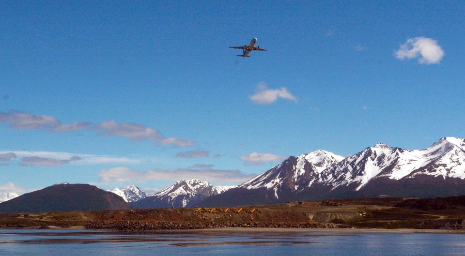 Avión de Aerolíneas Argentinas sobrevolando. Incremento en la venta de pasajes.