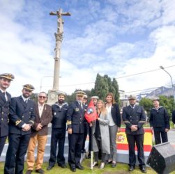 Funcionarios con los tripulantes españoles. Ushuaia, posta de Santiago de Compostela.