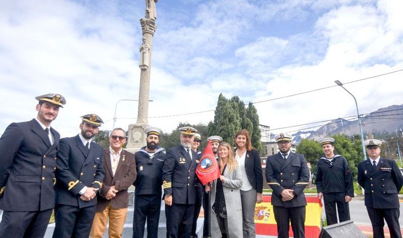 Funcionarios con los tripulantes españoles. Ushuaia, posta de Santiago de Compostela.