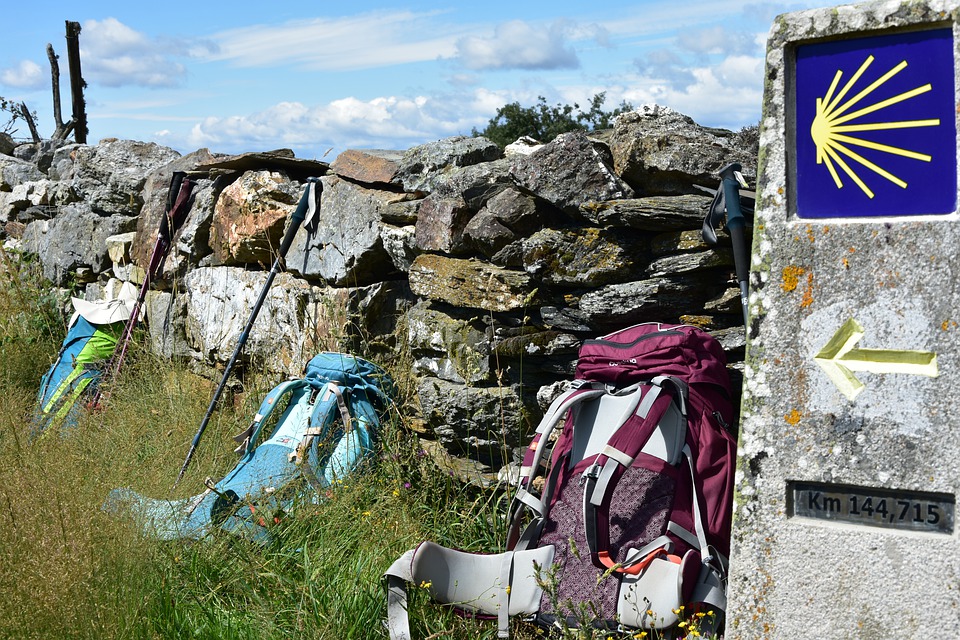 Mochilas en una de las paradas del Camino de Santiago de Compostela.