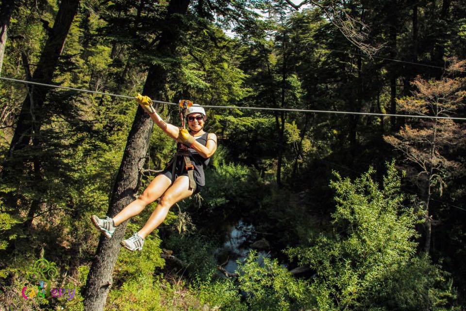 Mujer haciendo canopy, turismo aventura en El bolsón.