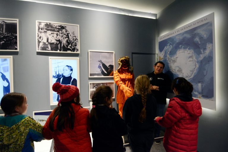 Guía brindando una charla a los visitantes de Experiencia Antártica.