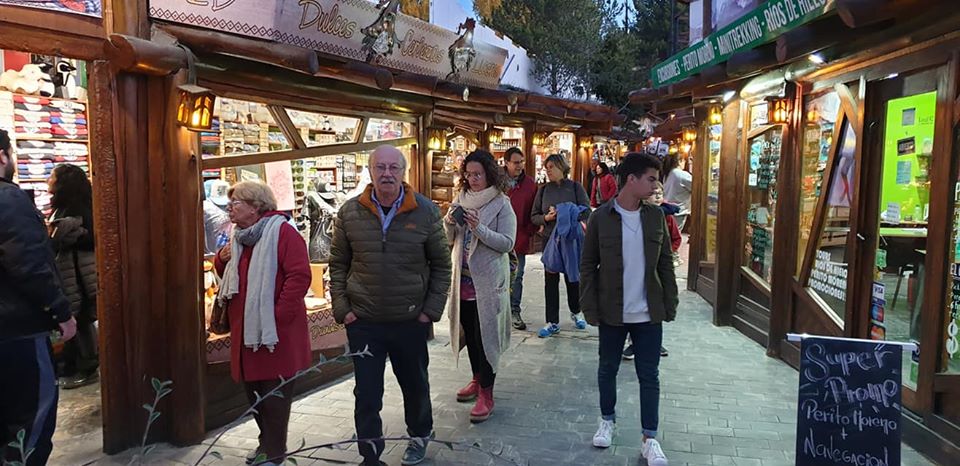 Feriados 2023: gente caminando por las calles de El Calafate