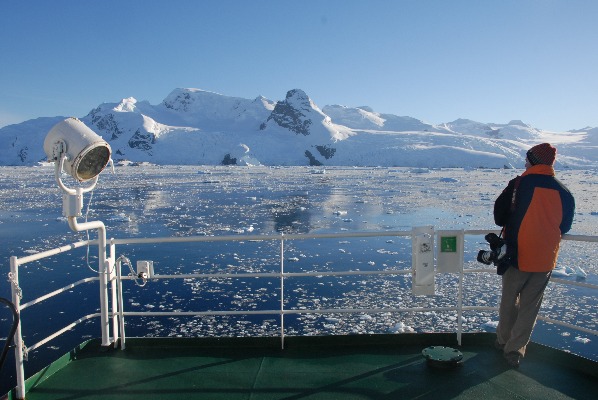 Hombre desde un barco tomando fotos en el Día de la Antártida Argentina.