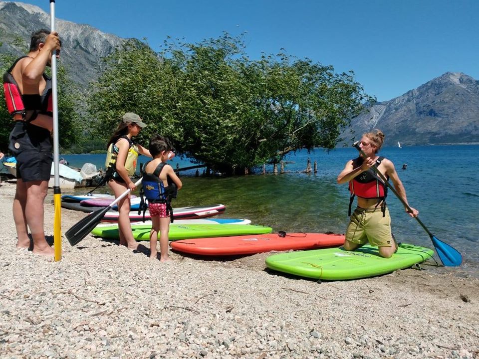 Gente recibiendo clase de Stand Up Paddle.