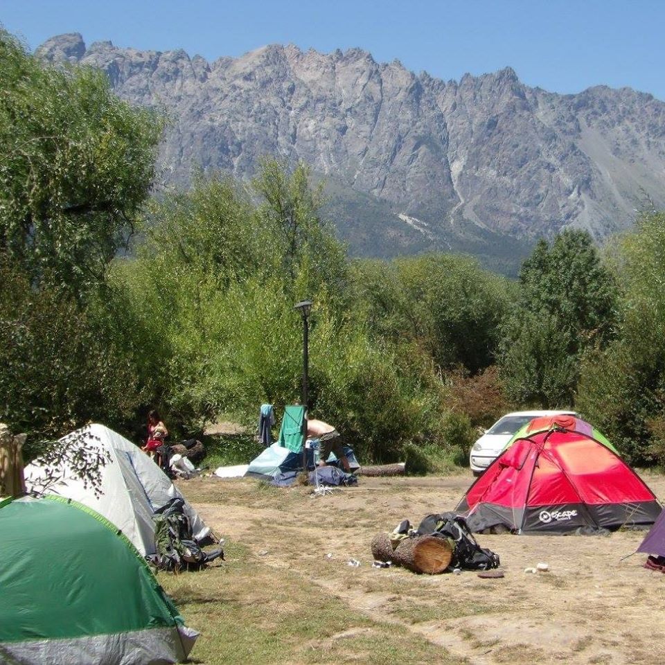 Carpas esparcidas en el terreno del camping Ni Nada de El Bolsón.