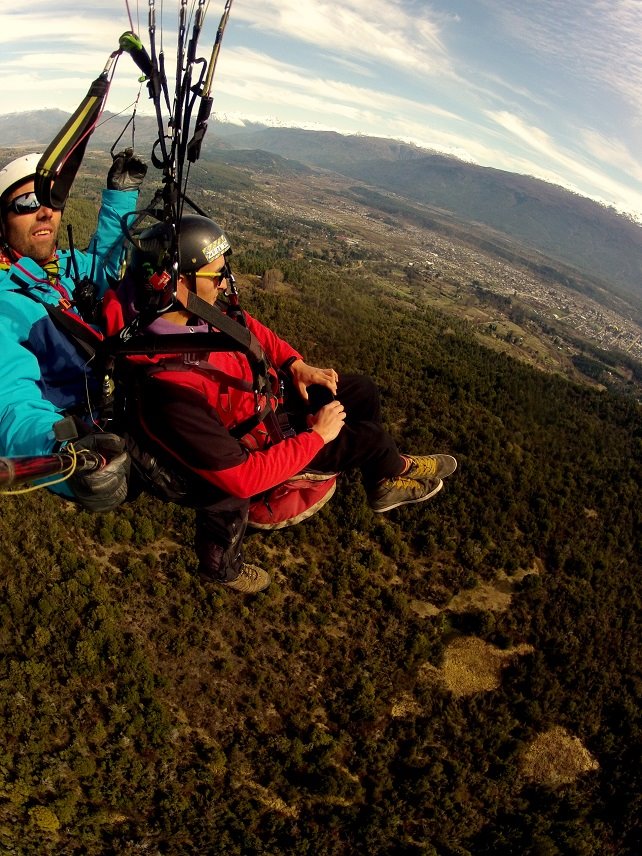 Dos personas haciendo parapente en El bolsón.
