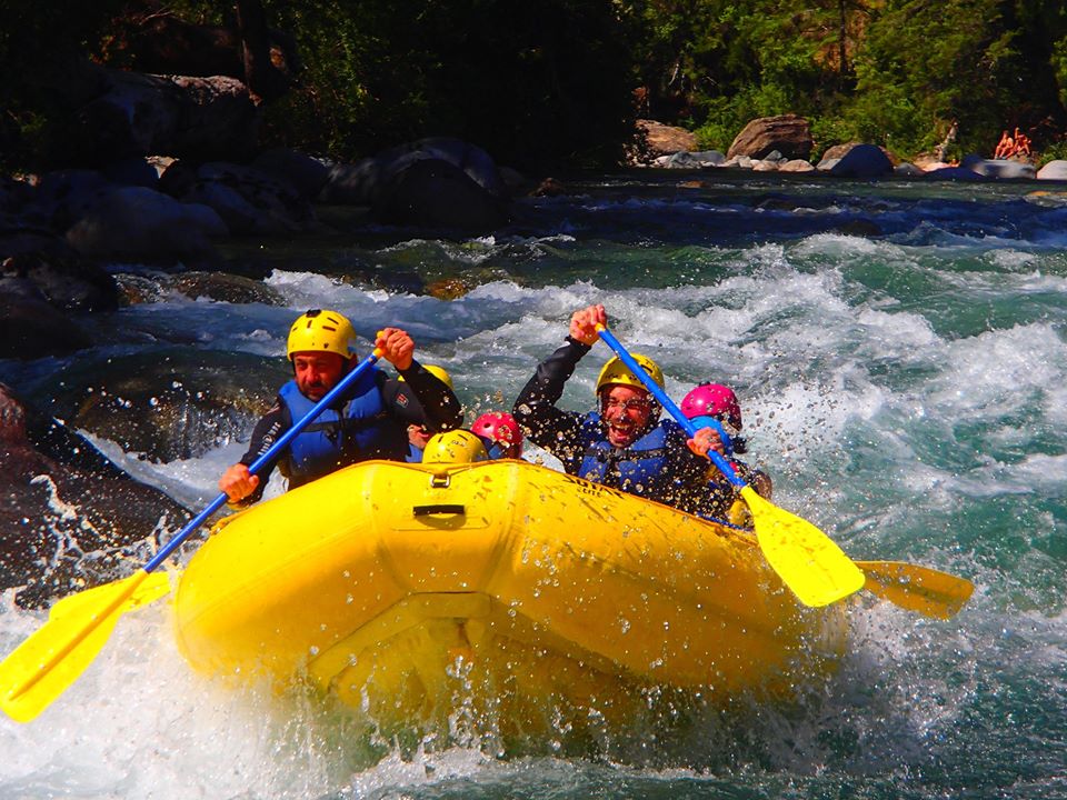 Rafting en el río Azul de El Bolsón, una de las actividades de turismo aventura.