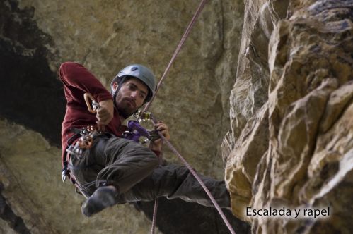 Rappel otra de las actividades de aventura.