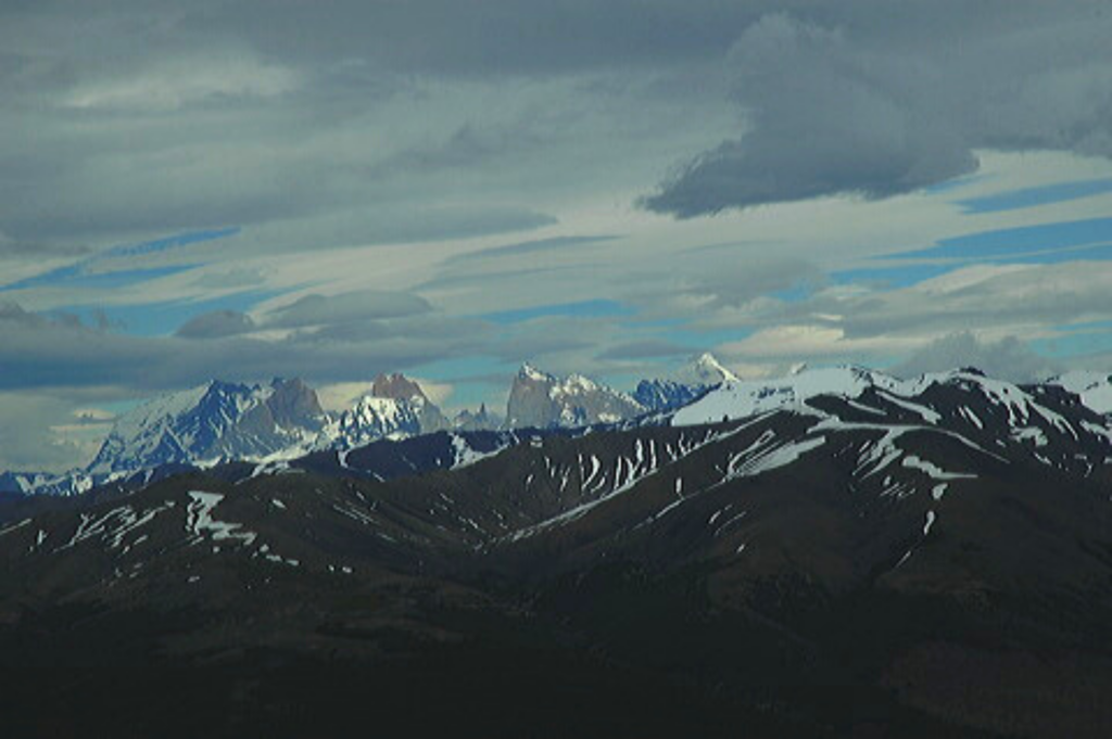 Torres del Paine vista desde la cumbre.