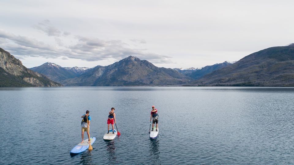 Personas realizando una travesía en el lago Epuyén.