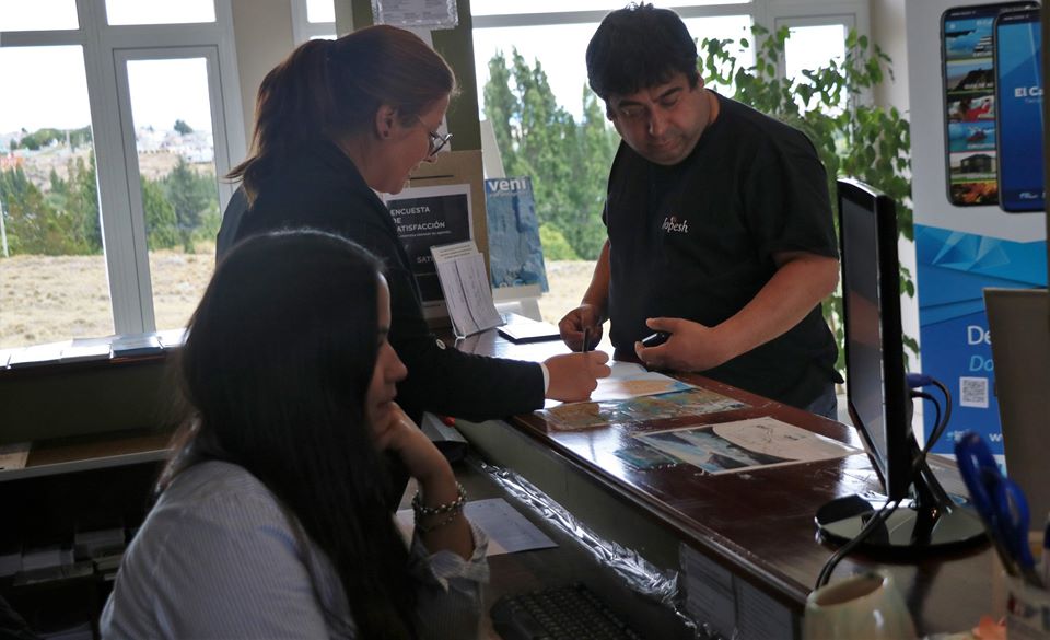 Empleadas asistiendo a turistas en la oficina de El Calafate. Más de medio millón de personas visitaron la localidad.