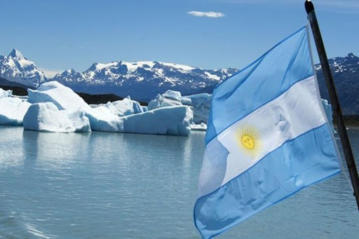 Bandera Argentina flameando en la Antártida.