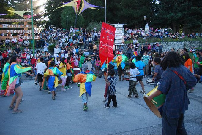 Gente bailando en el marco del Carnaval 2020 en Villa La Angostura.