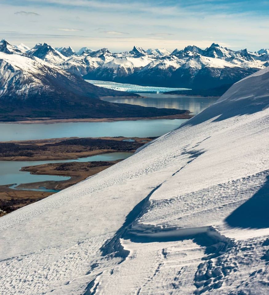 Cerro Cristal desde la cima con el glaciar al fondo.