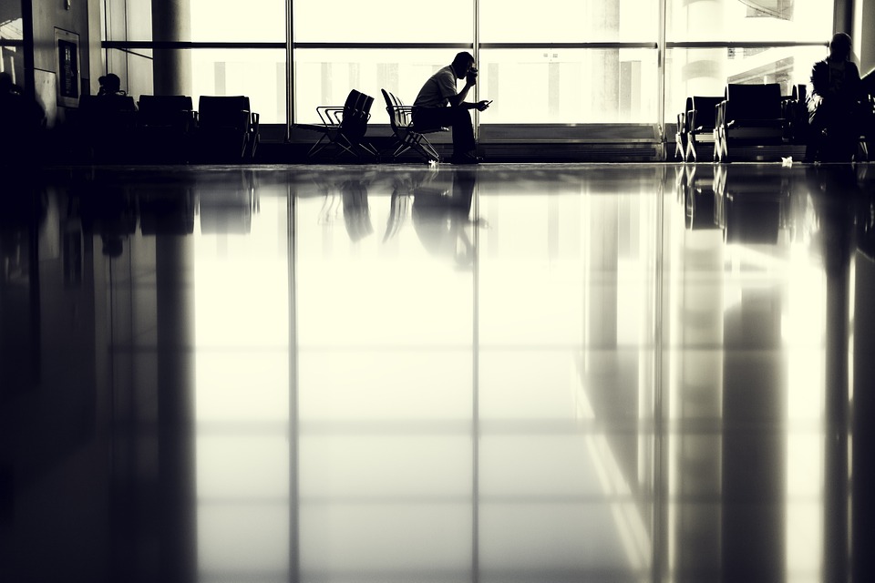 Persona esperando en el aeropuerto.