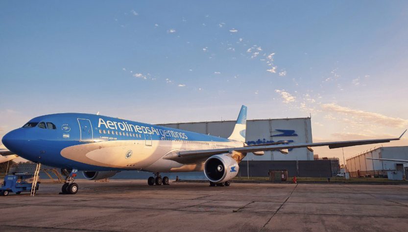 Avión parado. prohíben vuelos hasta septiembre.