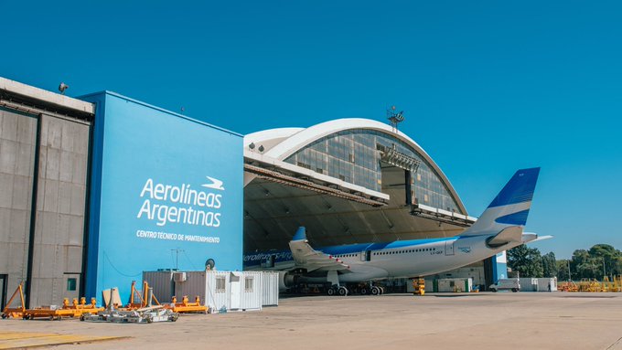 Avión en el hangar, prohíben vuelos hasta septiembre.