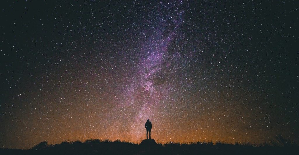 Hombre mirando el cielo, lluvia de meteoritos.