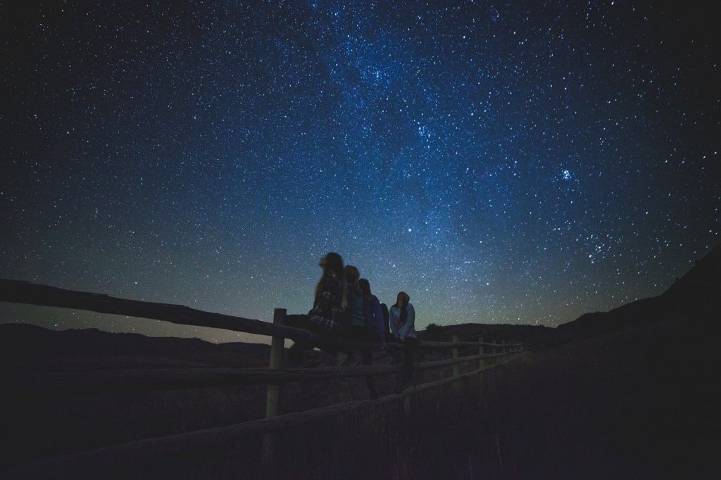 Cielo nocturano, estrellas, lluvia de meteoritos