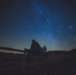 Cielo nocturano, estrellas, lluvia de meteoros.