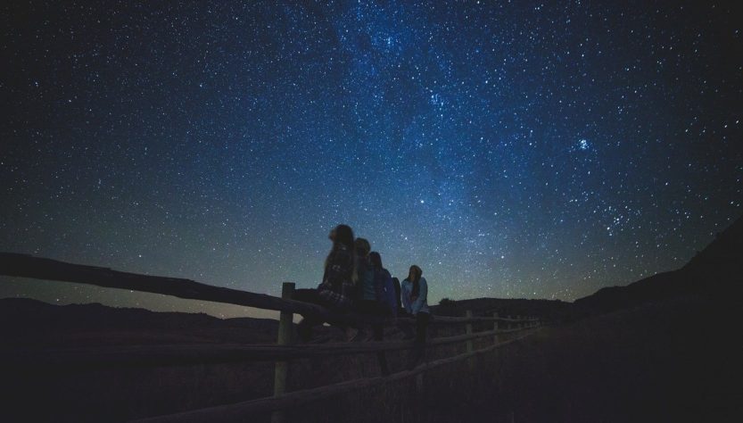 Cielo nocturano, estrellas, lluvia de meteoros.