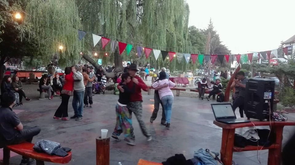 Gente bailando en El Farolito, lugar de interés turístico en El Bolsón