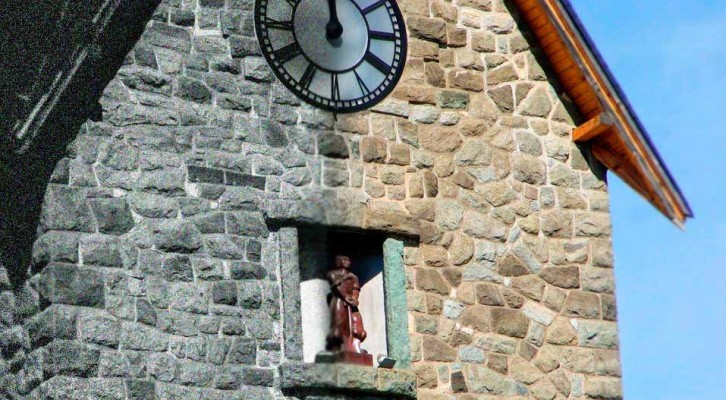 Figuras debajo del reloj.