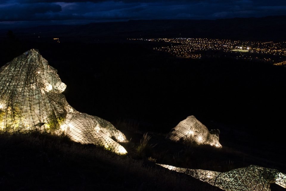 Vía Christi de Junín de los Andes iluminado de noche.