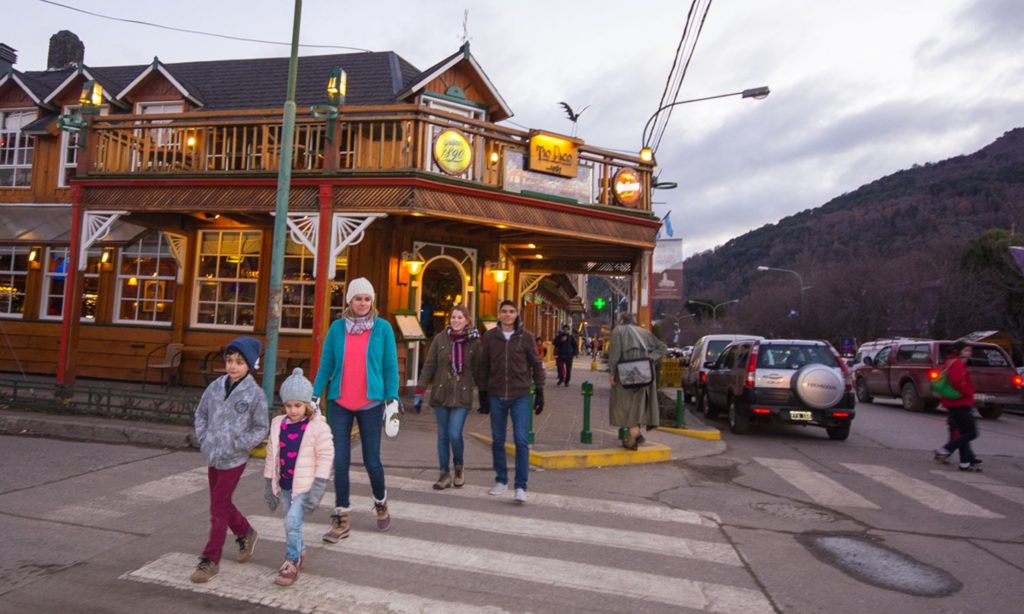 Gente caminando por la ciudad de San Martín de los Andes.