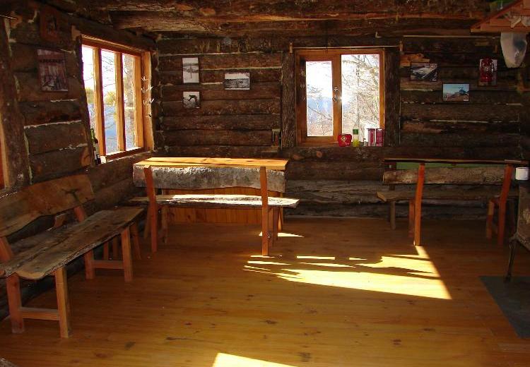 Interior del refugio del cerro El Dormilón en Villa La Angostura