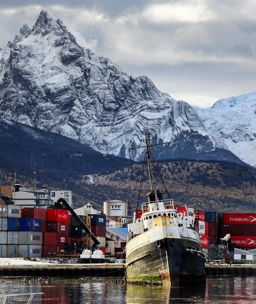 Saint Christopher en primer plano con Ushuaia detrás.