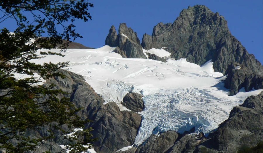 Glaciar colgante en el lago Baguilt.