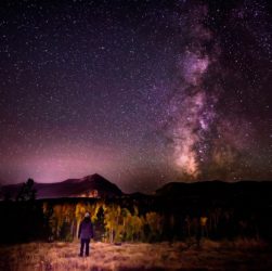 Meteoritos en el cielo nocturno. Estrellas persona mirando.