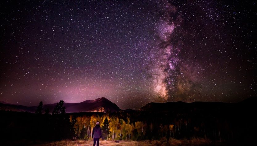 Meteoritos en el cielo nocturno. Estrellas persona mirando.