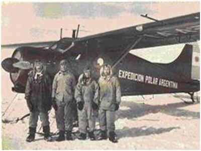 Pujato y Muñoz con el avión Beaver DHC-2 detrás.