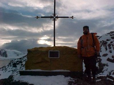 Monumento en honor a Pujato en la Antártida.