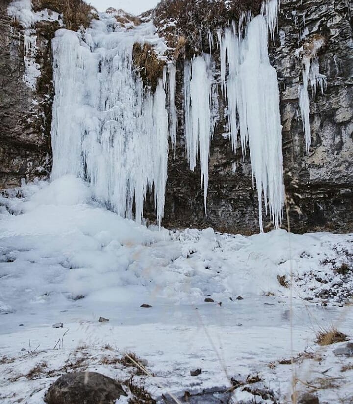 El Calafate, cascada congelada por la ola polar