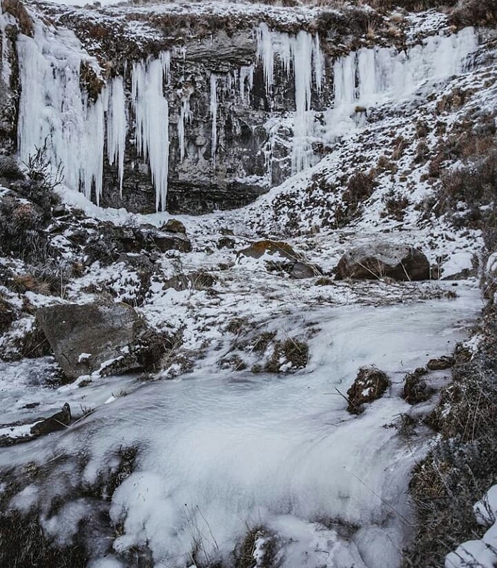 Cascada congelada en El Calafate por la ola polar