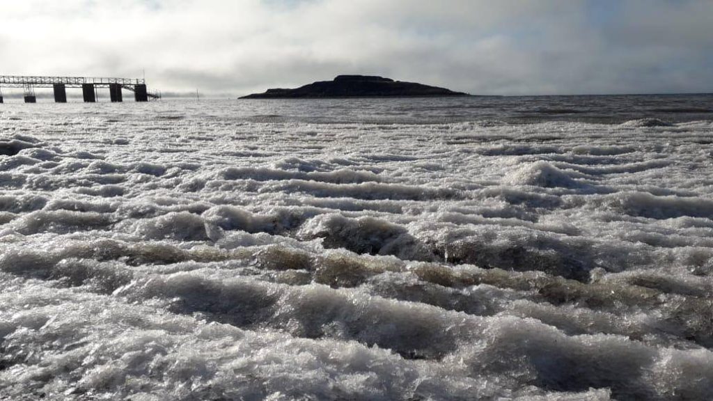 Lago Argentino congelado El Calafate, ola polar.