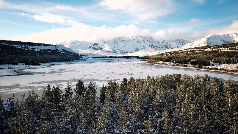 Laguna La Zeta congelada en Esquel