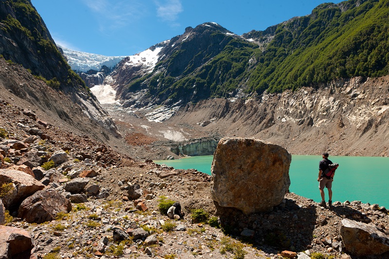 Persona contemplando el glaciar a lo lejos.